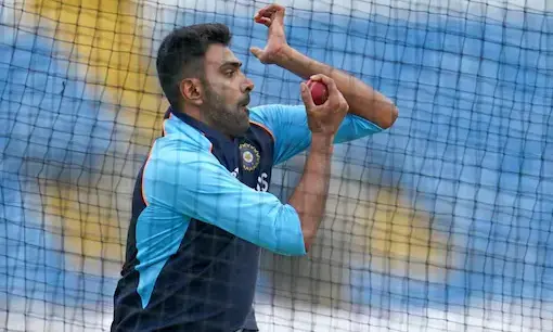 നാലാം ടെസ്റ്റിൽ അശ്വിനെ മാറ്റിനിർത്തിയതിനെതിരെ ശശി തരൂരിന്‍റെ ട്വീറ്റ്​