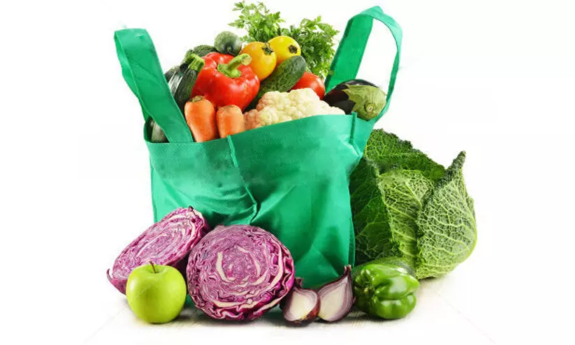 എ​ട​ക്ക​ര അ​സോ​സി​യേ​ഷ​ൻ ഒാ​ണം പ​ച്ച​ക്ക​റി കി​റ്റ്​ വി​ത​ര​ണം ചെ​യ്​​തു