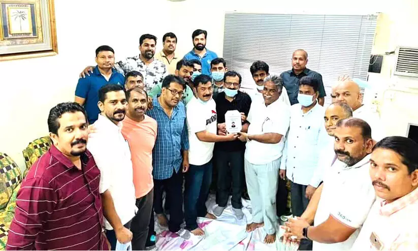 പാപ പ്രസിഡൻറ് മുത്തു കട്ടുപ്പാറക്ക് യാത്രയയപ്പ് നൽകി പാപ പ്രസിഡൻറ് മുത്തു കട്ടുപ്പാറക്ക് യാത്രയയപ്പ് നൽകി