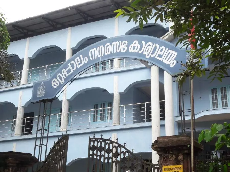 ഒറ്റപ്പാലം നഗരസഭ സെക്രട്ടറിക്കെതിരെ സ്ഥിരംസമിതി അധ്യക്ഷ വനിത കമീഷന് പരാതി നൽകി