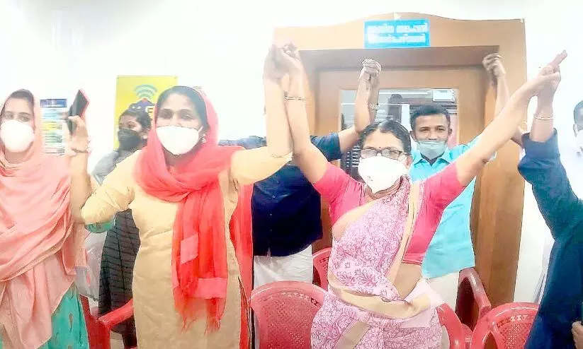 തൃക്കാക്കര നഗരസഭ: അധ്യക്ഷയുടെ ചേംബറിന് മുന്നിൽ മനുഷ്യമതിൽ തീർത്ത് എൽ.ഡി.എഫ്