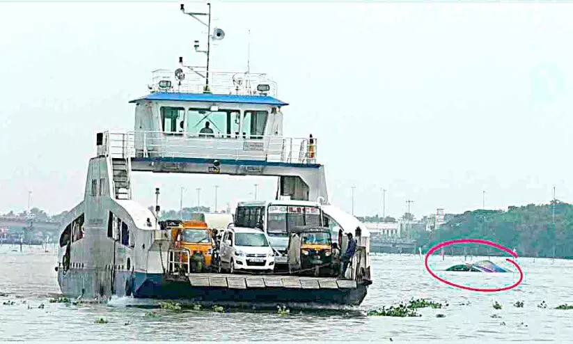 മുങ്ങിയ വള്ളം അഴിമുഖത്തേക്ക് ഒഴുകിയെത്തിയത്​ ഭീഷണി