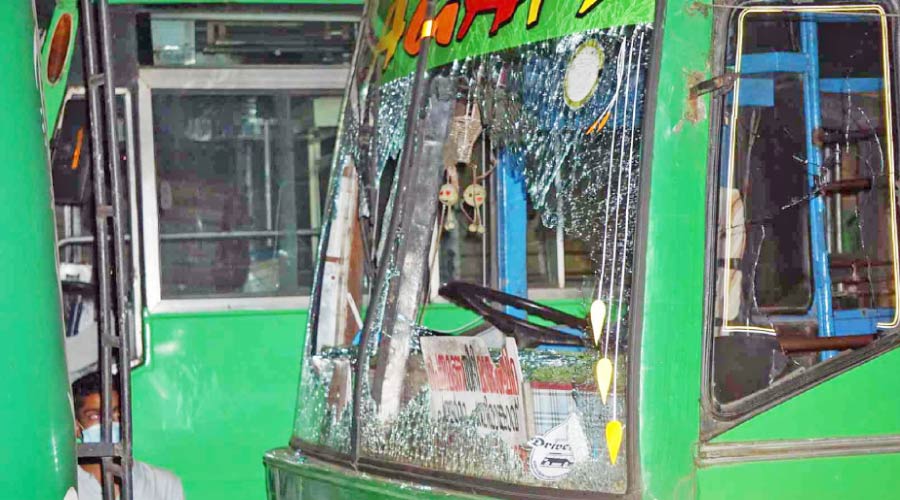 ബസ്സുകൾ മത്സരിച്ചോടി; ജീവനക്കാർതന്നെ പരസ്പരം തല്ലിത്തകർത്തു ബസ്സുകൾ മത്സരിച്ചോടി; ജീവനക്കാർതന്നെ പരസ്പരം തല്ലിത്തകർത്തു