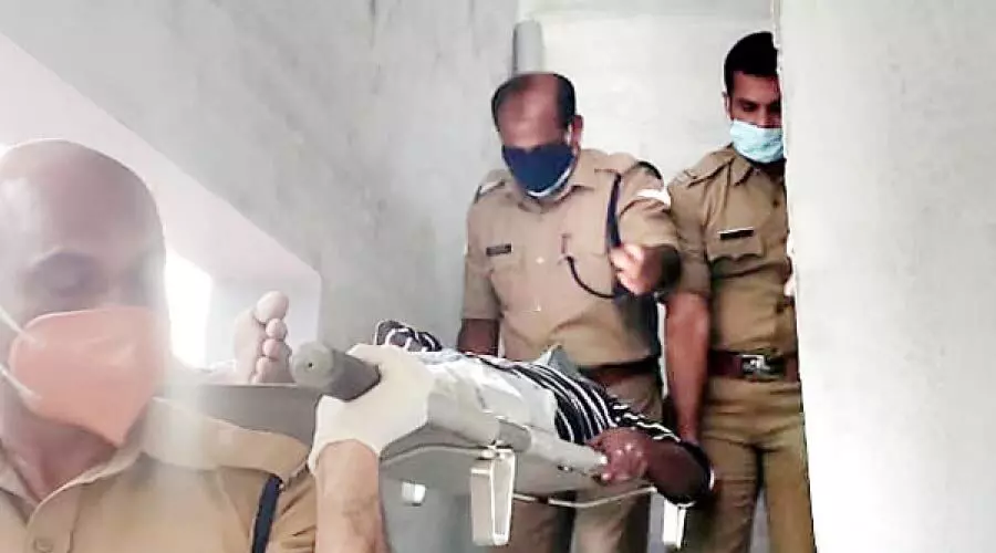 മൂന്നാം നിലയിൽ നിന്ന് വീണ് ഗുരുതര പരിക്കേറ്റ് കിടന്നയാളെ രക്ഷപ്പെടുത്തി മൂന്നാം നിലയിൽ നിന്ന് വീണ് ഗുരുതര പരിക്കേറ്റ് കിടന്നയാളെ രക്ഷപ്പെടുത്തി