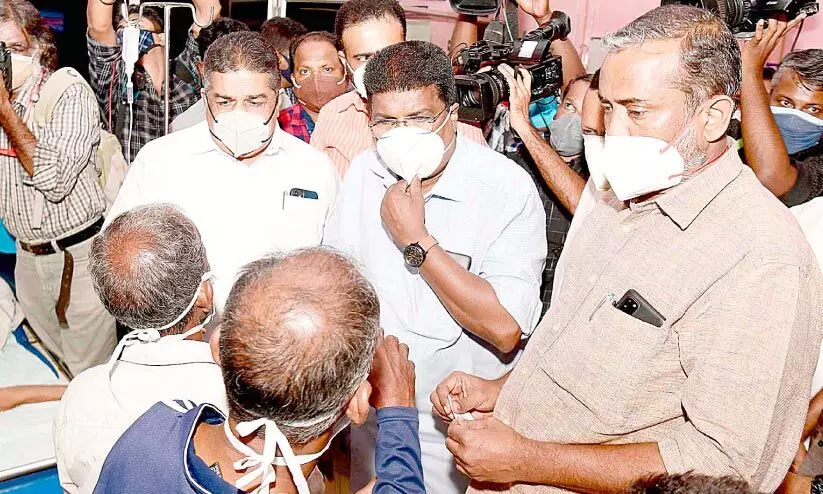 ഉള്ള് പിടയുമ്പോഴും ജീവൻ തിരിച്ചുകിട്ടിയ ആശ്വാസത്തിൽ തൊഴിലാളികൾ ഉള്ള് പിടയുമ്പോഴും ജീവൻ തിരിച്ചുകിട്ടിയ ആശ്വാസത്തിൽ തൊഴിലാളികൾ