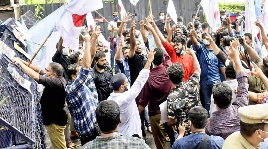 സോളിഡാരിറ്റി ക്ലിഫ്​ഹൗസ്​ മാർച്ചിന്​ നേരെ പൊലീസ്​ ജലപീരങ്കി പ്രയോഗിച്ചു