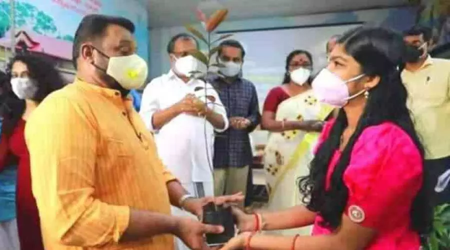 ജയലക്ഷ്മിയുടെ ഫലവൃക്ഷത്തൈ പ്രധാനമന്ത്രിയുടെ ഔദ്യോഗിക വസതിയില് വളരും ജയലക്ഷ്മിയുടെ ഫലവൃക്ഷത്തൈ പ്രധാനമന്ത്രിയുടെ ഔദ്യോഗിക വസതിയില് വളരും