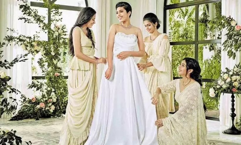 ധന്യ മലബാർ ഗോൾഡിന്റെ പരസ്യത്തിൽ മറ്റ് മോഡലുകൾക്കൊപ്പം ധന്യ മലബാർ ഗോൾഡിന്റെ പരസ്യത്തിൽ മറ്റ് മോഡലുകൾക്കൊപ്പം