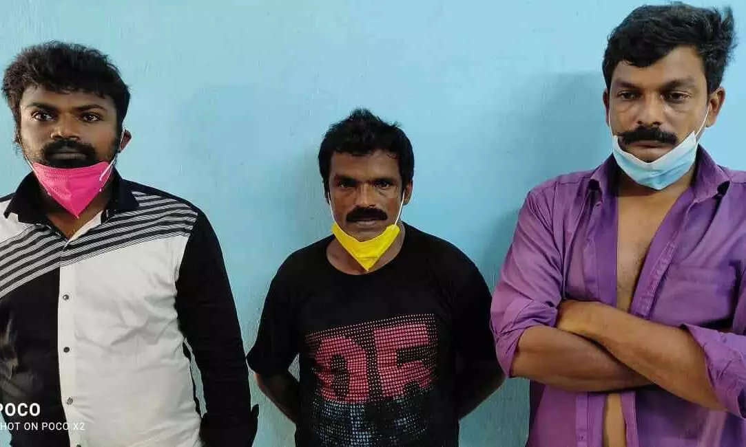 കക്കൂസ് മാലിന്യം ജനവാസ മേഖലയിൽ നിക്ഷേപിക്കാനെത്തിയ സംഘം പിടിയിൽ കക്കൂസ് മാലിന്യം ജനവാസ മേഖലയിൽ നിക്ഷേപിക്കാനെത്തിയ സംഘം പിടിയിൽ