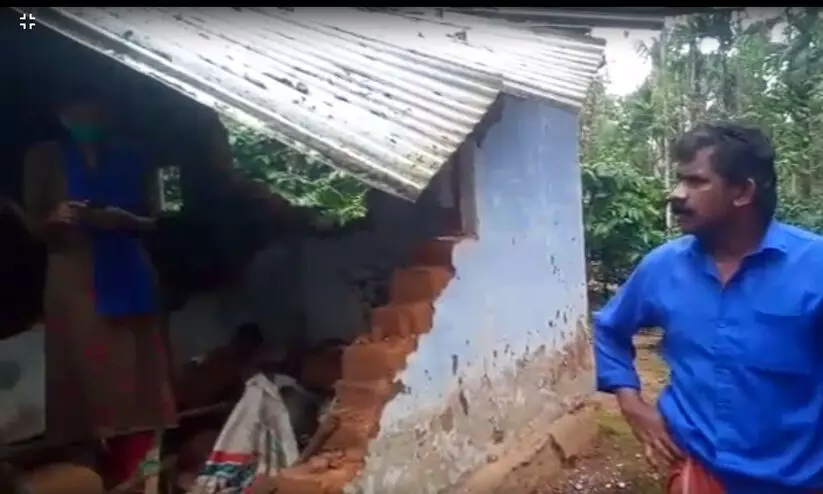 ഇവൻ അരിയും സാധനങ്ങളും സാപ്പിടാൻ പെര തകർക്കുന്നു -ഓടകൊല്ലിയിൽ കാട്ടാന വീടുകൾ തകർക്കുന്നത് തുടരുന്നു ഇവൻ അരിയും സാധനങ്ങളും സാപ്പിടാൻ പെര തകർക്കുന്നു -ഓടകൊല്ലിയിൽ കാട്ടാന വീടുകൾ തകർക്കുന്നത് തുടരുന്നു