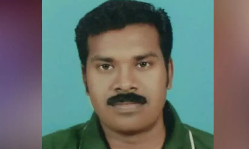 രണ്ടുവർഷത്തിന് ശേഷം നാട്ടിലെത്തിയ യുവാവ് വിമാനത്താവളത്തിൽ കുഴഞ്ഞ് വീണ് മരിച്ചു രണ്ടുവർഷത്തിന് ശേഷം നാട്ടിലെത്തിയ യുവാവ് വിമാനത്താവളത്തിൽ കുഴഞ്ഞ് വീണ് മരിച്ചു