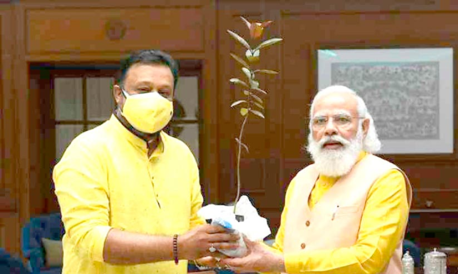 ഗാന്ധിഭവനില്‍ വിദ്യാര്‍ഥിനി സമ്മാനിച്ച പേരത്തൈ പ്രധാനമന്ത്രിക്ക്​ നല്‍കി സുരേഷ്‌ ഗോപി