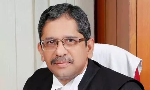 ജഡ്ജിമാരിൽ ഒരാൾക്ക്​ സുഖമില്ല: ഹിജാബ്​ കേസ് ഇനിയും പരിഗണിക്കാത്തതിനെ കുറിച്ച്​ ചീഫ്​ ജസ്റ്റിസിന്റെ ​മറുപടി