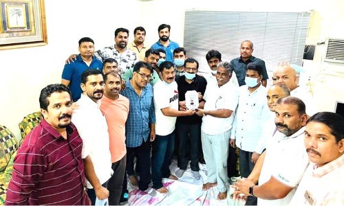 പാ​പ പ്ര​സി​ഡ​ൻ​റ്​ മു​ത്തു ക​ട്ടു​പ്പാ​റ​ക്ക് യാ​ത്ര​യ​യ​പ്പ് ന​ൽ​കി