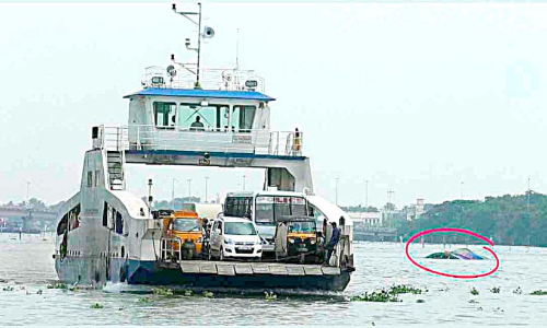 മുങ്ങിയ വള്ളം അഴിമുഖത്തേക്ക് ഒഴുകിയെത്തിയത്​ ഭീഷണി