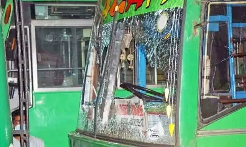 ബസ്സുകൾ മത്സരിച്ചോടി; ജീ​വ​ന​ക്കാ​ർ​ത​ന്നെ പ​ര​സ്പ​രം ത​ല്ലി​ത്ത​ക​ർ​ത്തു