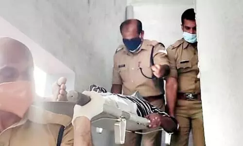 മൂന്നാം നിലയിൽ നിന്ന് വീണ് ഗുരുതര പരിക്കേറ്റ്​ കിടന്നയാളെ രക്ഷപ്പെടുത്തി