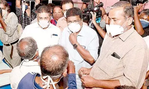 ഉള്ള് പിടയുമ്പോഴും ജീവൻ തിരിച്ചുകിട്ടിയ ആശ്വാസത്തിൽ തൊഴിലാളികൾ