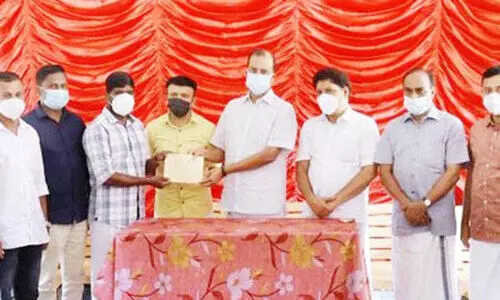 സ​ദാ​ന​ന്ദ​െൻറ തു​ട​ർ ചി​കി​ത്സ​ക്കു​ള്ള ധ​ന​സ​ഹാ​യം കൈ​മാ​റി