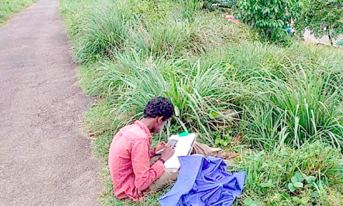 മൊബൈല്‍ ഇൻറര്‍നെറ്റ് കവറേജില്ല; പഠനം കനാല്‍പാതയോരത്തെ കാട്ടില്‍