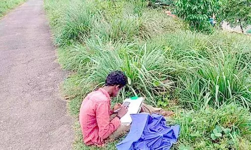 മൊബൈല്‍ ഇൻറര്‍നെറ്റ് കവറേജില്ല; പഠനം കനാല്‍പാതയോരത്തെ കാട്ടില്‍