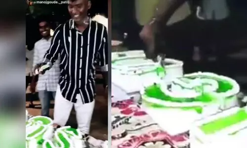 i phone cake cutting