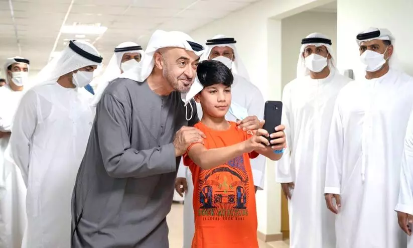 അഫ്ഗാനിൽ നിന്നെത്തിയ കുടുംബങ്ങളെ ശൈഖ് മുഹമ്മദ് ബിൻ സായിദ് സന്ദർശിച്ചു