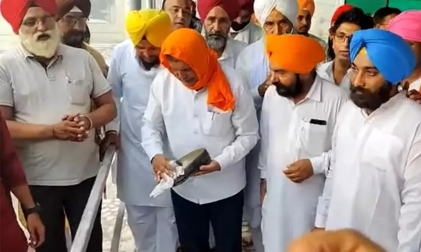 Harish Rawat cleans shoes