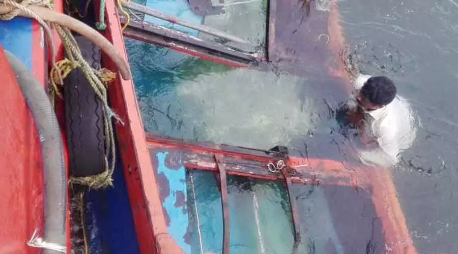 ഫൈബർ വള്ളം തിരയിൽപെട്ട് മറിഞ്ഞു; മൂന്നുപേരെ രക്ഷിച്ചു ഫൈബർ വള്ളം തിരയിൽപെട്ട് മറിഞ്ഞു; മൂന്നുപേരെ രക്ഷിച്ചു