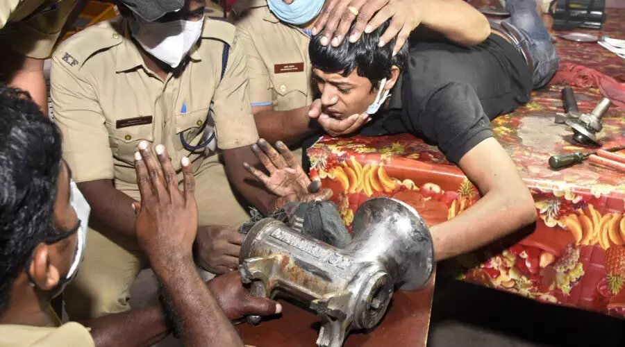 ഇറച്ചിയരക്കുന്ന യന്ത്രത്തിൽ യുവാവി​െൻറ കൈ കുരുങ്ങി;  അഗ്​നിരക്ഷാസേനയുടെ സർജറി വിജയം
