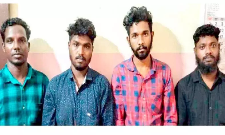 മദ്യം പിടിച്ചുവാങ്ങിയതിനെ ചൊല്ലി തർക്കം: യുവാവിനെ കുത്തിയ നാലുപേര് അറസ്റ്റില് മദ്യം പിടിച്ചുവാങ്ങിയതിനെ ചൊല്ലി തർക്കം: യുവാവിനെ കുത്തിയ നാലുപേര് അറസ്റ്റില്