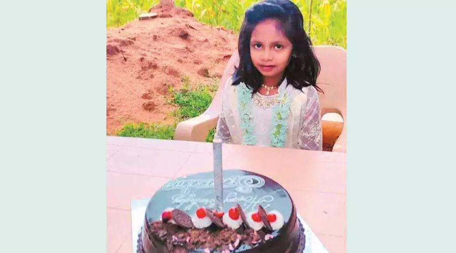 പി​താ​വി​െൻറ കു​ഴി​മാ​ട​ത്തി​ന​രി​കി​ൽ ജ​ന്മ​ദി​ന കേ​ക്ക്​ മു​റി​ച്ച്​ എ​ട്ടു വ​യ​സ്സു​കാ​രി