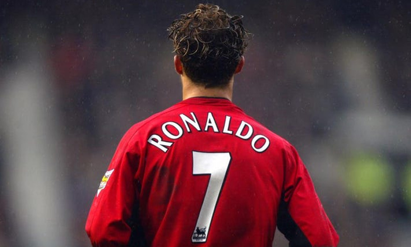 സിആർ7 ജഴ്സിക്ക് വേണ്ടി നീണ്ട ക്യൂ; 12 മണിക്കൂറുകൾ കൊണ്ട് വിറ്റുപോയത് 437 കോടി രൂപയുടെ ജഴ്സി സിആർ7 ജഴ്സിക്ക് വേണ്ടി നീണ്ട ക്യൂ; 12 മണിക്കൂറുകൾ കൊണ്ട് വിറ്റുപോയത് 437 കോടി രൂപയുടെ ജഴ്സി