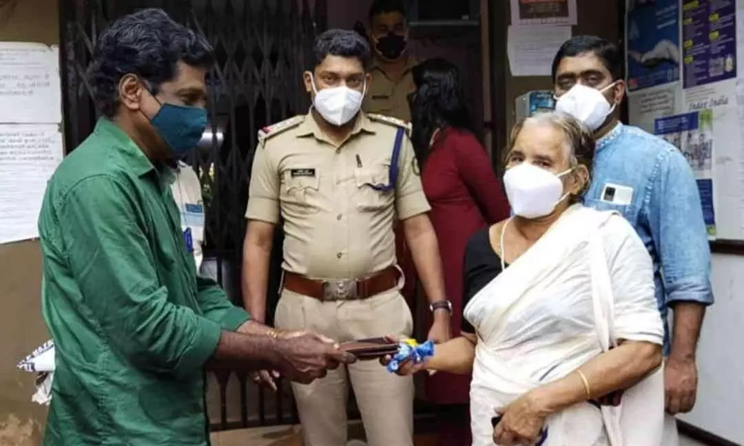 വയോധികയുടെ സത്യസന്ധതയിൽ പൊന്നമ്മക്ക് കളഞ്ഞു പോയ പണം തിരികെ ലഭിച്ചു വയോധികയുടെ സത്യസന്ധതയിൽ പൊന്നമ്മക്ക് കളഞ്ഞു പോയ പണം തിരികെ ലഭിച്ചു