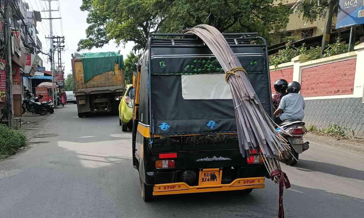 പാസഞ്ചർ ഓട്ടോറിക്ഷകളിലെ ചരക്ക് കയറ്റൽ അപകടങ്ങൾക്കിടയാക്കുന്നു പാസഞ്ചർ ഓട്ടോറിക്ഷകളിലെ ചരക്ക് കയറ്റൽ അപകടങ്ങൾക്കിടയാക്കുന്നു