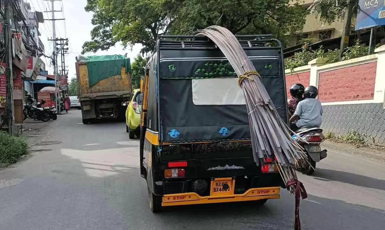 പാസഞ്ചർ ഓട്ടോറിക്ഷകളിലെ ചരക്ക് കയറ്റൽ അപകടങ്ങൾക്കിടയാക്കുന്നു