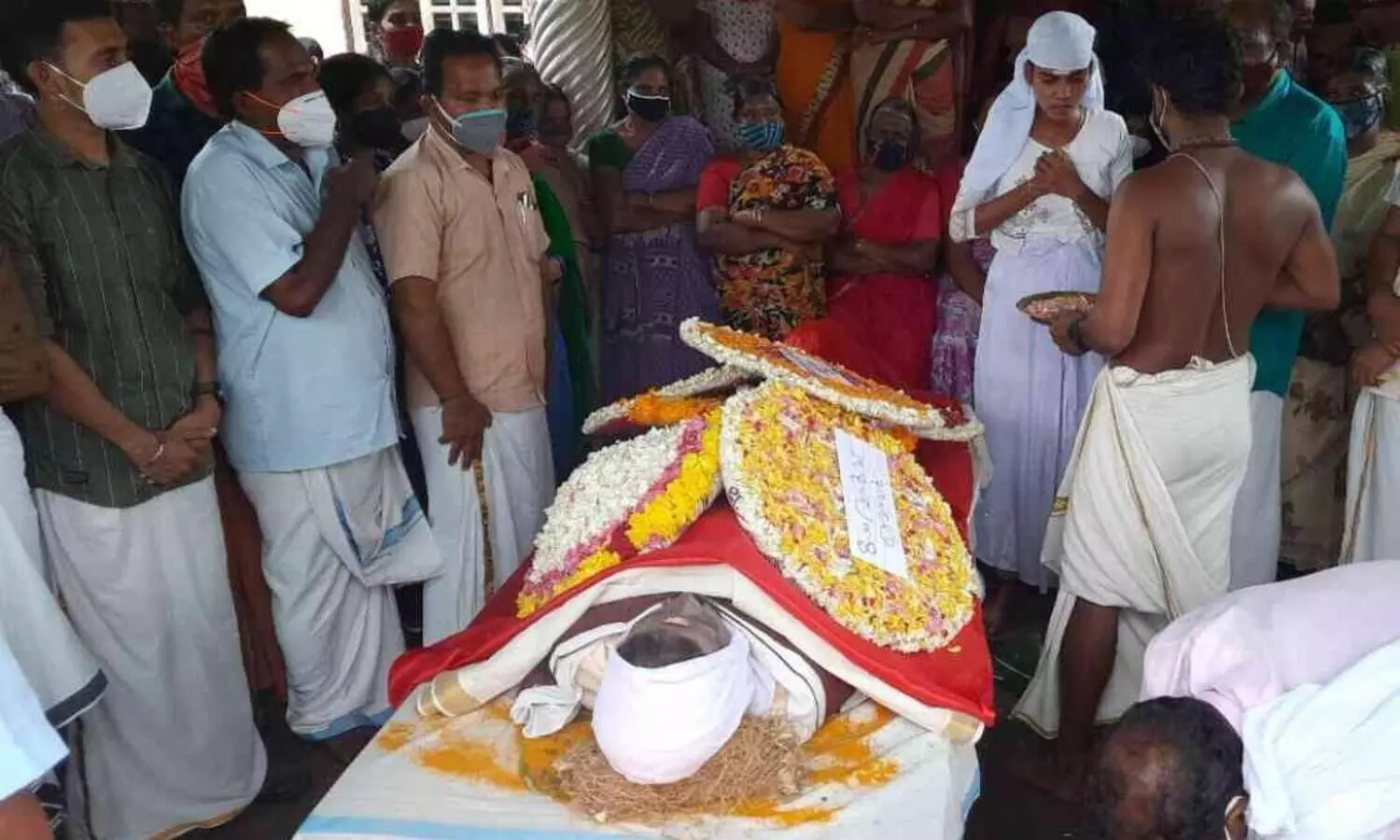 മഞ്ജു നാട്ടിലേക്ക്​ മടങ്ങിയത്​ ദു:ഖഭാരം പേറി; സുദേവൻ്റെ സംസ്കാര ചടങ്ങിൽ കണ്ണീർ വാർത്ത് തീരഗ്രാമം