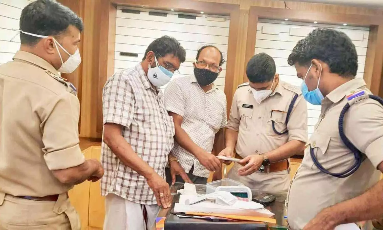 ജ്വല്ലറി നിക്ഷേപ തട്ടിപ്പ്: ഗോൾഡ് പാലസ്​ പയ്യോളി ശാഖയിൽ പൊലീസ് പരിശോധന  