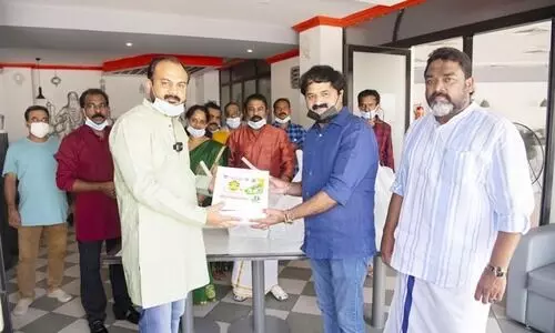 ഇ​ന്ത്യ​ൻ സോ​ഷ്യ​ൽ ക്ല​ബ് മ​ല​യാ​ള വി​ഭാ​ഗം ഓ​ണ​സ​ദ്യ വി​ത​ര​ണം