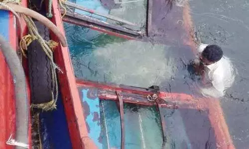 ഫൈബർ വള്ളം തിരയിൽപെട്ട് മറിഞ്ഞു; മൂന്നുപേരെ രക്ഷിച്ചു