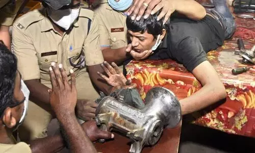 ഇറച്ചിയരക്കുന്ന യന്ത്രത്തിൽ യുവാവി​െൻറ കൈ കുരുങ്ങി;  അഗ്​നിരക്ഷാസേനയുടെ സർജറി വിജയം