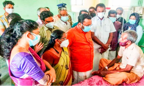 അഴീക്കൽ ദുരന്തം, തേങ്ങലടങ്ങാതെ തീരം; സങ്കടക്കടലിൽ ആറാട്ടുപുഴ, ആ​ശ്വാ​സ​വാ​ക്കു​ക​ളു​മാ​യി മ​ന്ത്രി​മാ​രും നേ​താ​ക്ക​ളും