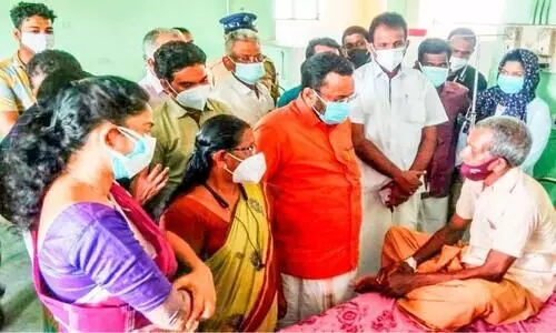 അഴീക്കൽ ദുരന്തം, തേങ്ങലടങ്ങാതെ തീരം; സങ്കടക്കടലിൽ ആറാട്ടുപുഴ, ആ​ശ്വാ​സ​വാ​ക്കു​ക​ളു​മാ​യി മ​ന്ത്രി​മാ​രും നേ​താ​ക്ക​ളും