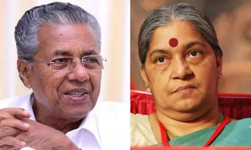 pinarayi vijayan annie raja 4921.jpg
