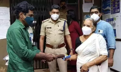 വയോധികയുടെ സത്യസന്ധതയിൽ പൊന്നമ്മക്ക് കളഞ്ഞു പോയ പണം തിരികെ ലഭിച്ചു