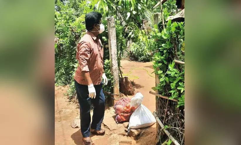 കുട്ടികൾക്ക്​ പുസ്തകവു​ം ഭക്ഷ്യവസ്​തുക്കളുമെത്തിച്ച് ​ജയകുമാർ മാസ്​റ്റർ