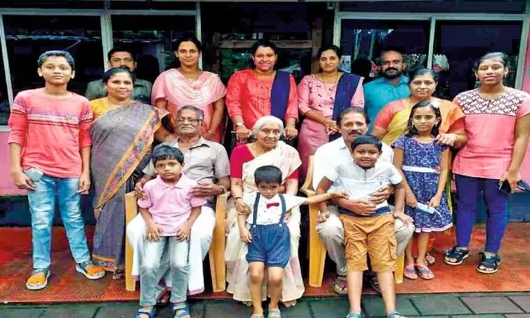 മോളുകുട്ടി ടീച്ചറുടെ വീട്ടിൽ അധ്യാപക സമ്മേളനം;13 അധ്യാപകരാണ് കുടുംബത്തിലുള്ളത് മോളുകുട്ടി ടീച്ചറുടെ വീട്ടിൽ അധ്യാപക സമ്മേളനം;13 അധ്യാപകരാണ് കുടുംബത്തിലുള്ളത്