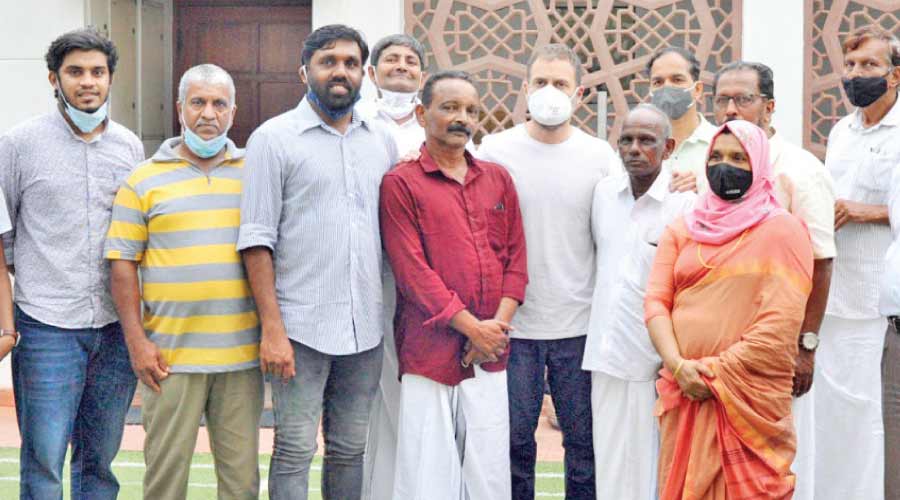 കാഞ്ഞിരത്തിനാൽ ഭൂസമരം; രാഹുൽ ഗാന്ധി മുഖ്യമന്ത്രിക്ക് കത്തയക്കും കാഞ്ഞിരത്തിനാൽ ഭൂസമരം; രാഹുൽ ഗാന്ധി മുഖ്യമന്ത്രിക്ക് കത്തയക്കും