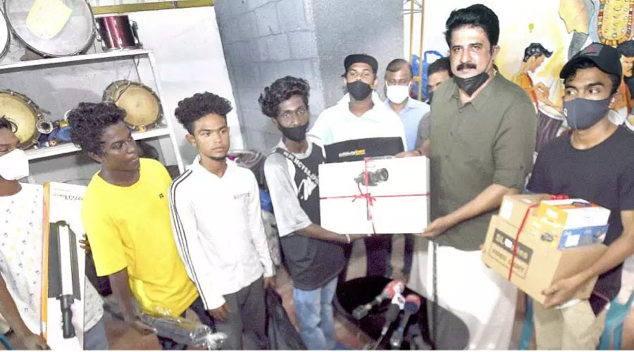 ചെ​ങ്ക​ൽ​ചൂ​ള​യി​ലെ വൈ​റ​ൽ  പാ​ട്ടു​ക്കൂ​ട്ട​ത്തി​ന്  പ്രൊ​ഡ​ക്​​ഷ​ൻ യൂ​നി​റ്റ് സ​മ്മാ​നി​ച്ച് ന​ട​ൻ ജ​യ​കൃ​ഷ്ണ​ൻ