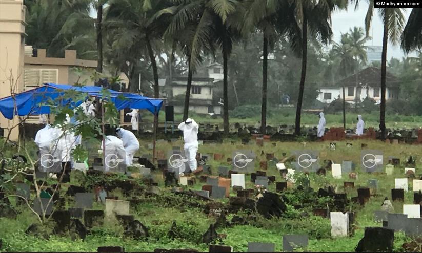 മകനേ.. നീ ഈ തീരത്ത് ഒരു പുഞ്ചിരിയായുറങ്ങൂ...! മകനേ.. നീ ഈ തീരത്ത് ഒരു പുഞ്ചിരിയായുറങ്ങൂ...!